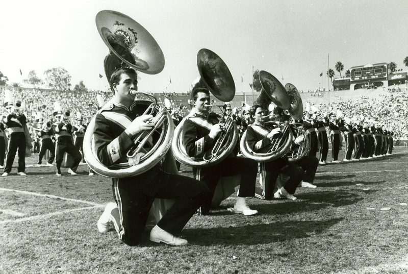 Tubas kneeling, 1987