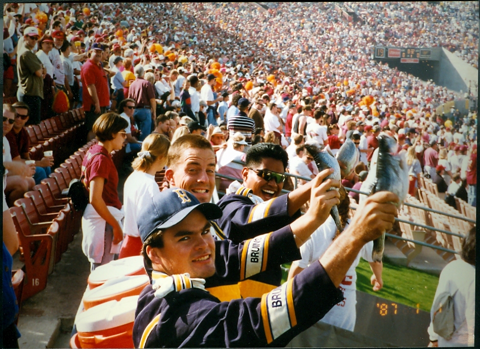 1986 11 22 USC - Animals in stands