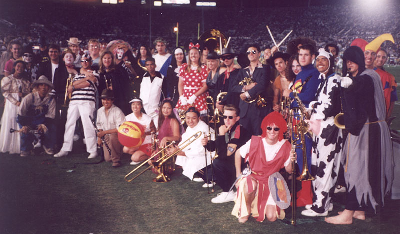 Group photo during the third quarter walk-around, Band Alumni Reunion, October 31, 1998