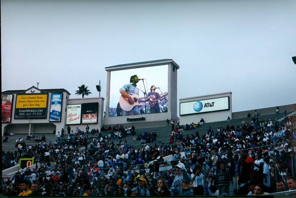 Pseudopod performing "Wisdom" at halftime 10/14/00