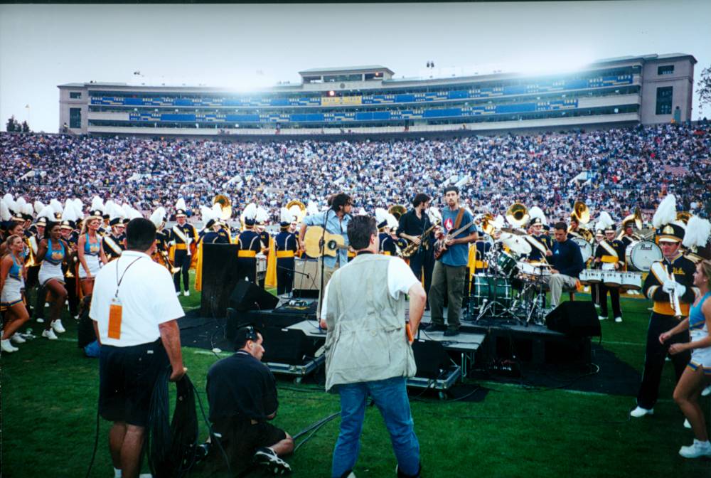 Pseudopod performing "Wisdom" at halftime 10/14/00