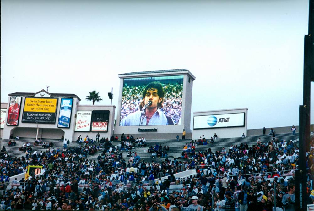 Pseudopod performing "Wisdom" at halftime 10/14/00