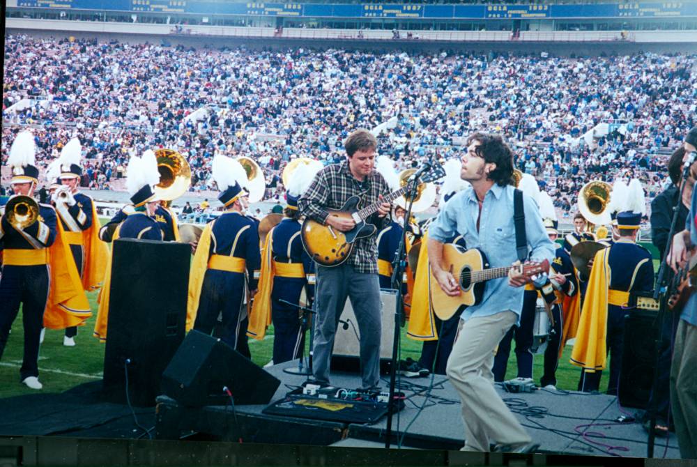 Pseudopod performing "Wisdom" at halftime 10/14/00