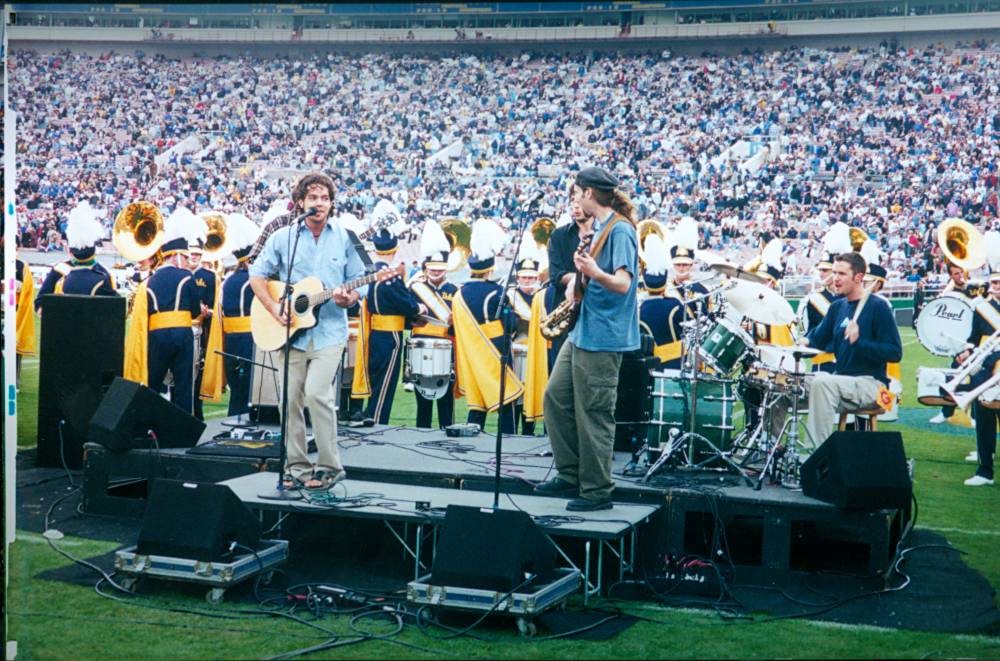 Pseudopod performing "Wisdom" at halftime 10/14/00