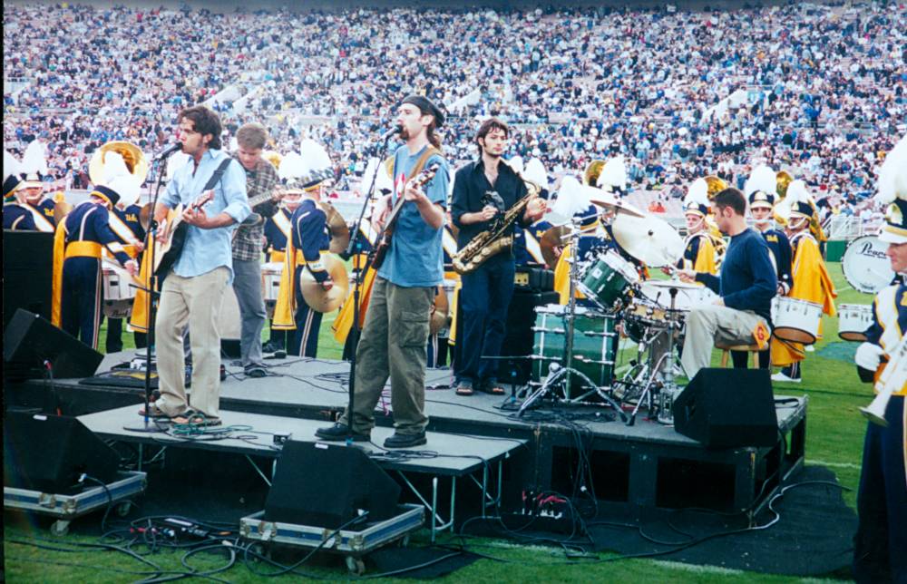 Pseudopod performing "Wisdom" at halftime 10/14/00