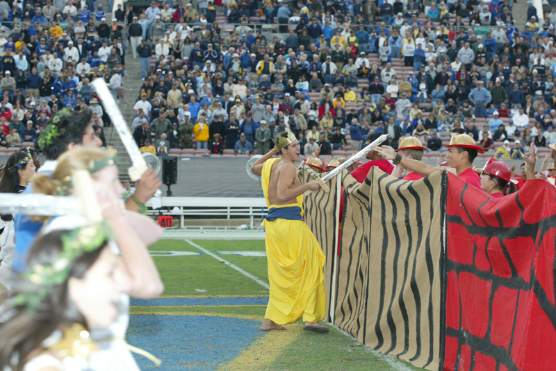 The King leads the attack of the Greeks, Oregon game, November 15, 2003