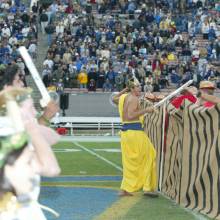 The King leads the attack of the Greeks, Oregon game, November 15, 2003