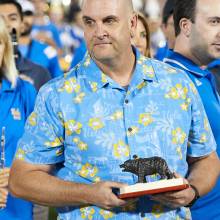 Peter Dames, from Honolulu, receives the Distance Award