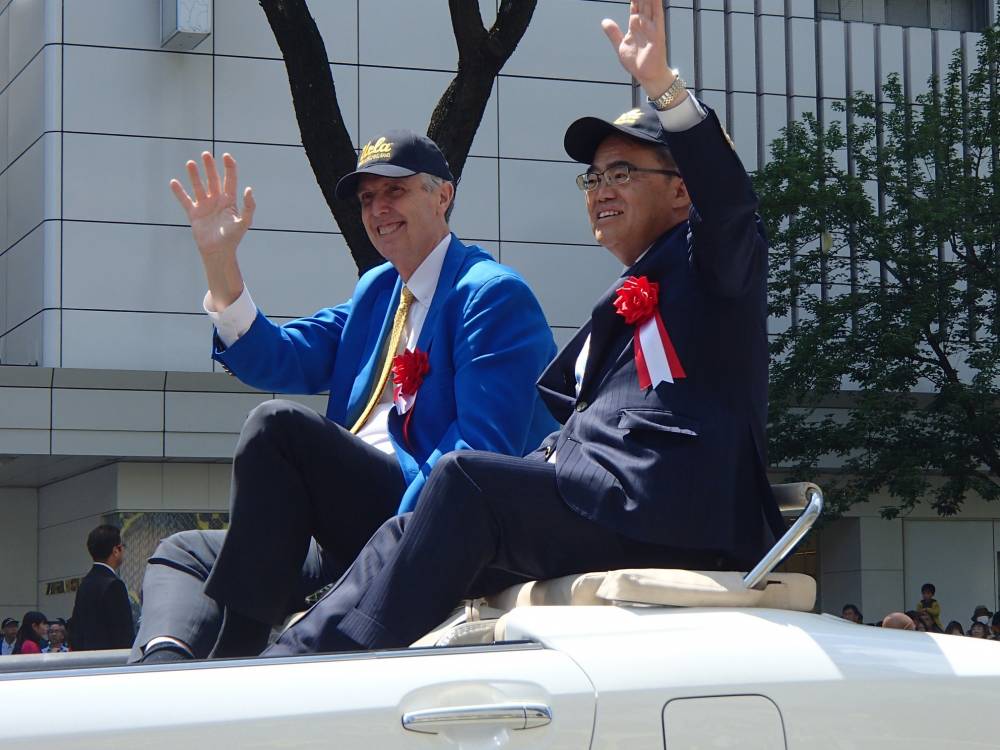 Gordon Henderson with the Governor of the Aichi Prefecture Hideaki Ohmura taking the Curtain Call after the first day of the Parade