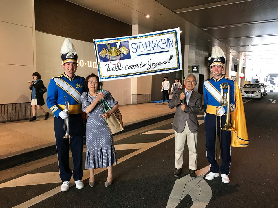 Some friends of the Kings with a sign!